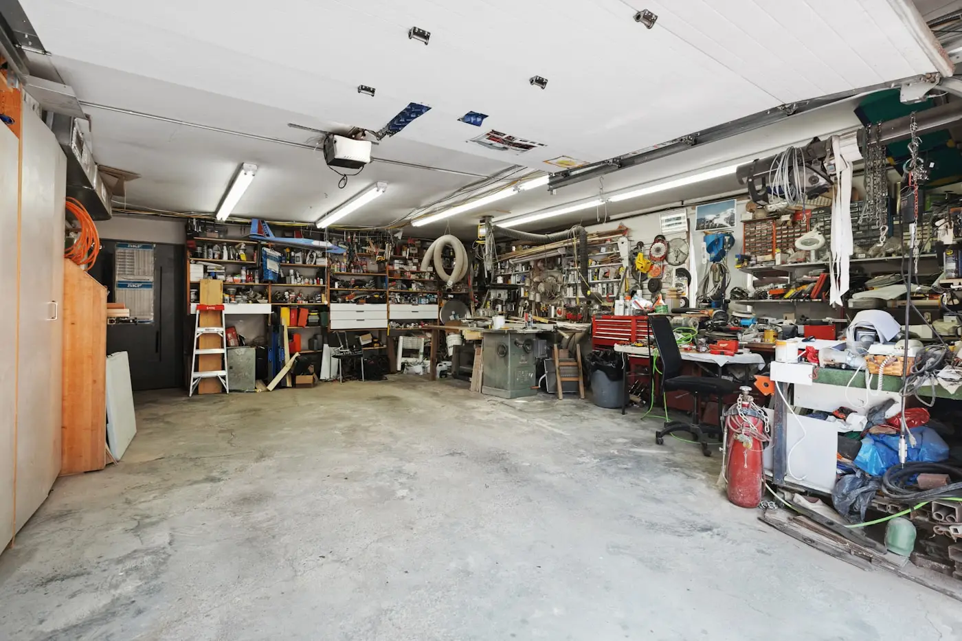 Vollgestellte Garage mit Werkzeug und Regalen